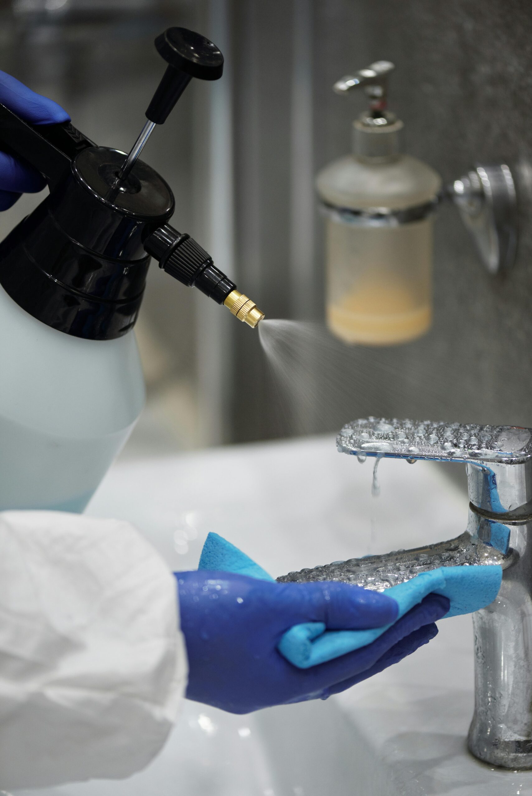 Professional cleaning of a bathroom sink